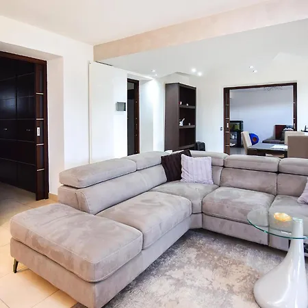 Lovely In With Kitchen Holiday home
