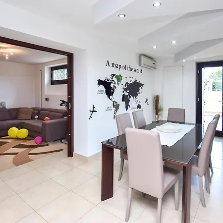 Holiday home Lovely In With Kitchen